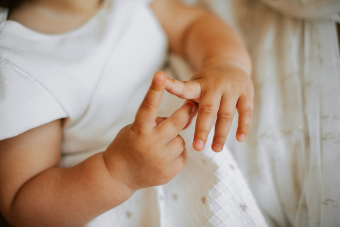 Người lớn chăm sóc bàn tay trẻ nhỏ - ảnh minh họa