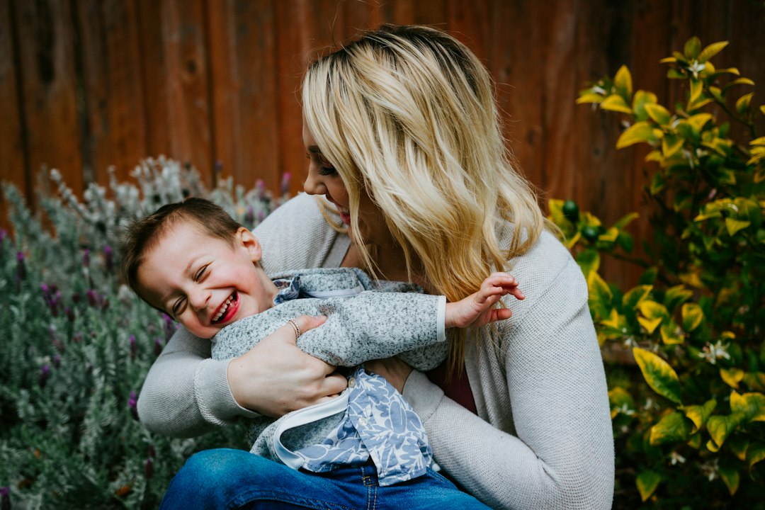 Phụ huynh chăm sóc và theo dõi sức khỏe của trẻ - ảnh minh họa