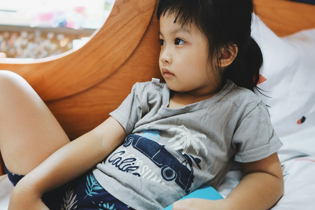 Trẻ nghỉ ngơi tại nhà khi có triệu chứng đường hô hấp - ảnh minh họa